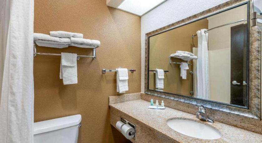 Quality Inn & Suites Jefferson City Esterno foto